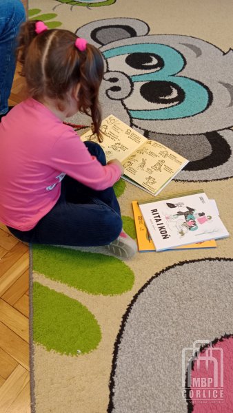 Biblioteka Gorlice, Mała książka wielki człowiek Dziecko ogląda nowe wyprawki